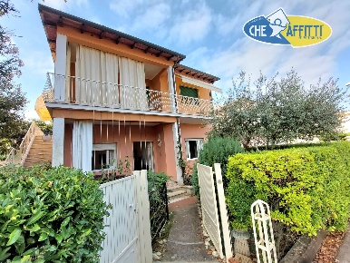 Foto Case indipendenti in via doninzetti, Pietrasanta di 110 m² in affitto