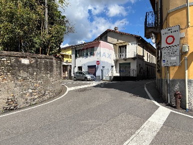 Foto Casa indipendente in Via Verdi, Gazzada Schianno Centro di 146 m²