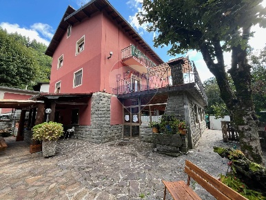 Foto Casa indipendente a Abetone Cutigliano di 495 m² con 13 locali