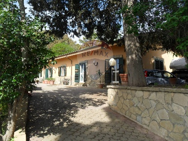 Foto Villa singola in Via Firrio, Caltanissetta Centro di 321 m² in vendita