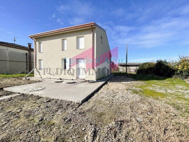 Foto Casa indipendente in Via Pio, Castelmassa di 190 m² con 4 locali