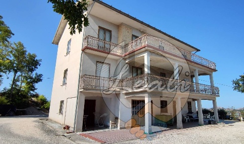 Foto Casa indipendente in Contrada  Ferrini, Falerone in vendita