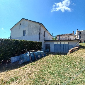 Foto Casa indipendente a Montefalcone Appennino di 200 m² con 10 locali