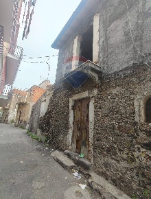 Foto Casa indipendente in Via Clemenza, Paternò di 100 m² con 5 locali