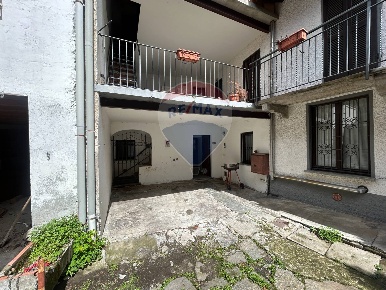 Foto Casa indipendente in Piazza XI Febbraio, Orino di 266 m² con 4 locali