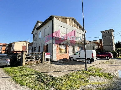 Foto Casa indipendente in Via Amos Ocari, Castelmassa di 320 m² in vendita