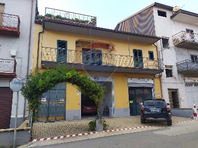 Foto Casa indipendente in via Balbia, Roggiano Gravina di 403 m² in vendita