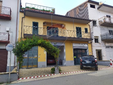 Foto Casa indipendente in via Balbia, Roggiano Gravina di 403 m² in vendita