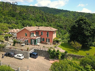 Foto Villa unifamiliare a Orco Feglino di 300 m² con 10 locali in vendita