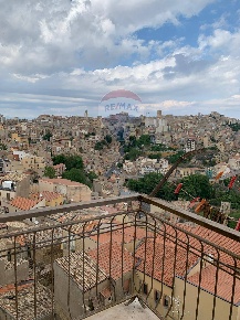 Foto Appartamento in Via Castelvecchio, Enna Centro di 130 m² con 5 locali