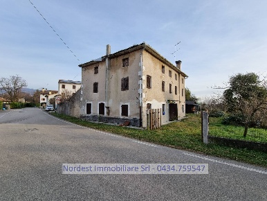 Foto Casa indipendente a Orsago di 270 m² con 8 locali in vendita
