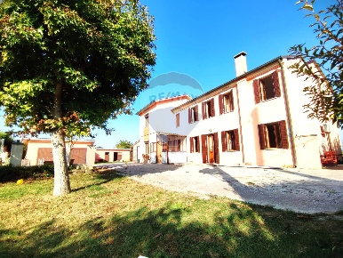 Foto Villa singola a Pozzonovo di 340 m² con 10 locali in vendita