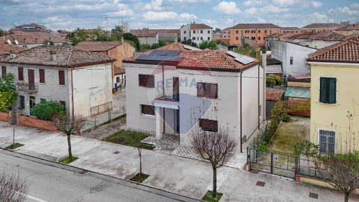 Foto Casa indipendente in Via Del Lavoro, Tresignana di 212 m² con 8 locali