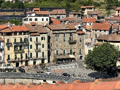 Foto Appartamento in Via Cima, Dolceacqua di 100 m² con 4 locali in vendita