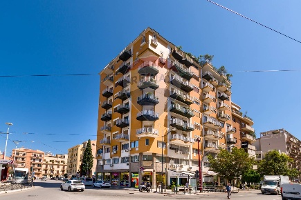 Foto Appartamento in Via Emanuele Notarbartolo, Palermo di 148 m²
