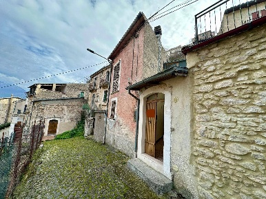 Foto Casa indipendente in Via Lago, Capestrano Centro di 100 m² in vendita