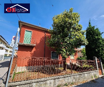 Foto Casa indipendente in Via Trieste, Bussolengo di 300 m² con 10 locali