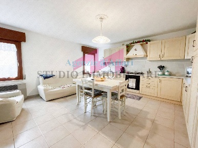 Foto Casa indipendente in Via di Mezzo, Castelmassa di 303 m² con 7 locali