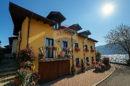 Foto Casa indipendente in via provinciale, Pettenasco Centro di 202 m²