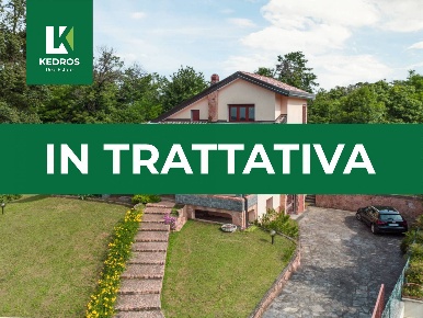 Foto Casa indipendente in Via Albini, Caronno Varesino di 200 m² in vendita