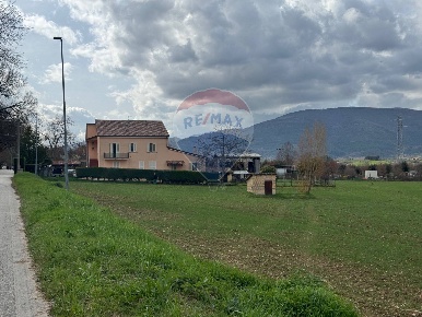 Foto Casa indipendente in Via Lenin, Spoleto di 581 m² con 12 locali