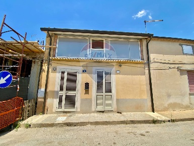 Foto Casa indipendente in Via Asti, Mazzarrone di 95 m² con 5 locali