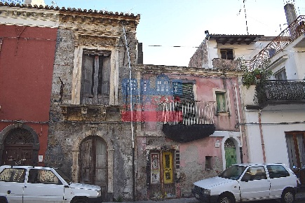 Foto Casa indipendente in via Umberto, Calatabiano di 230 m² con 11 locali