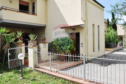 Foto Case semi ndipendenti in VIA  VITTORIO ALFIERI, Vinci di 203 m²