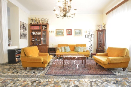 Foto Casa indipendente in via XX settembre, Viareggio Centro di 290 m²