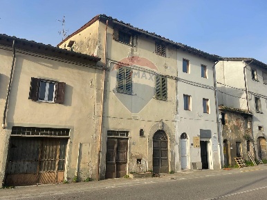 Foto Case semi ndipendenti a Montevarchi Levanella di 174 m² con 6 locali