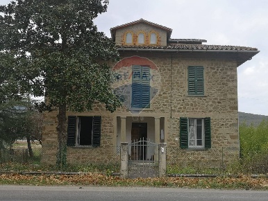 Foto Casa indipendente a Bucine Ambra di 297 m² con 10 locali in vendita