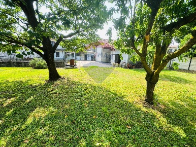 Foto Case semi ndipendenti a Cava Manara Tre Re Mezzana Corti di 214 m²