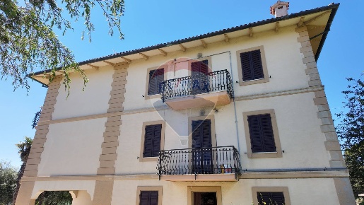Foto Case semi ndipendenti a Osimo di 396 m² con 7 locali in vendita