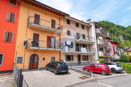 Foto Appartamento in via Inzogno, Zogno Centro di 250 m² con 7 locali