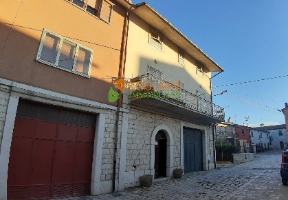Foto Casa indipendente in Via Giardini, Vinchiaturo in vendita