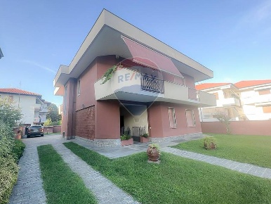 Foto Casa indipendente in Via Milano, Buscate di 436 m² con 7 locali