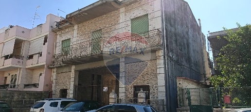 Foto Casa indipendente in Via Bari, Adelfia di 440 m² con 7 locali
