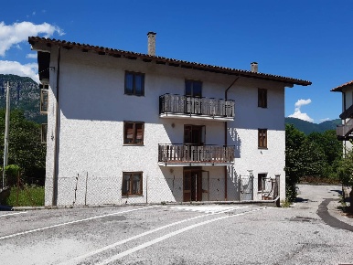 Foto Casa indipendente in Via Roma, Frisanco Centro di 281 m² con 10 locali