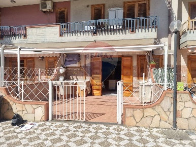 Foto Case semi ndipendenti in Via Sant' Anna, Mascali di 88 m² con 3 locali