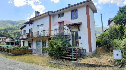 Foto Casa indipendente a Endine Gaiano Piangaiano di 280 m² con 8 locali