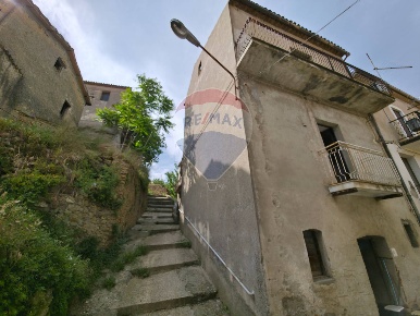 Foto Casa indipendente in Via Costantinopoli, Torano Castello Centro