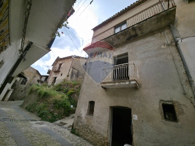 Foto Casa indipendente in Via Costantinopoli, Torano Castello Centro