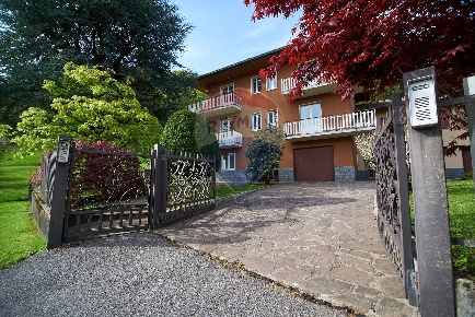 Foto Casa indipendente in Via Giuseppe Verdi, Blello di 312 m² con 9 locali