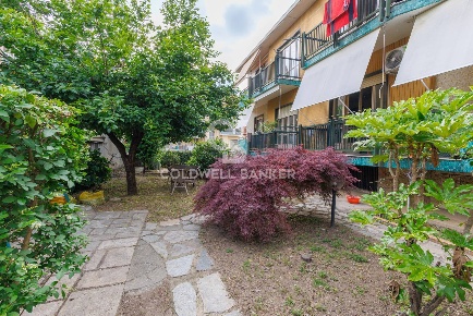 Foto Casa indipendente in Via Principe Amedeo, Beinasco Centro di 450 m²