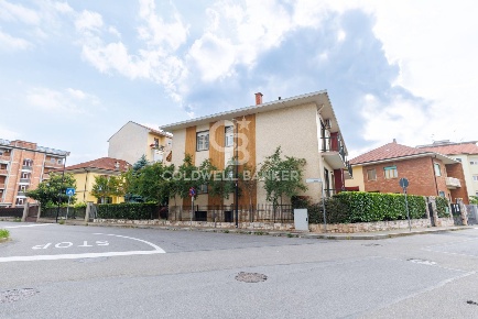 Foto Casa indipendente in Via Principe Amedeo, Beinasco Centro di 450 m²