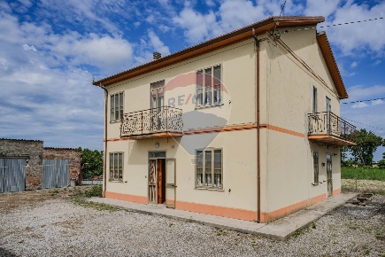 Foto Casa indipendente a Tresignana di 265 m² con 8 locali in vendita