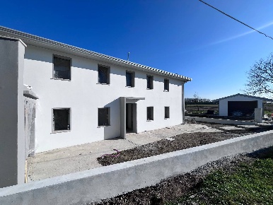 Foto Casa indipendente in via Zara, Chions Centro di 130 m² con 7 locali