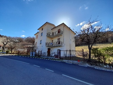 Foto Case semi ndipendenti in Via Acquaviva, Tornimparte di 450 m²