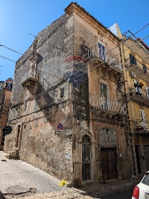 Foto Case semi ndipendenti in via garibaldi, Ragusa Centro di 140 m²