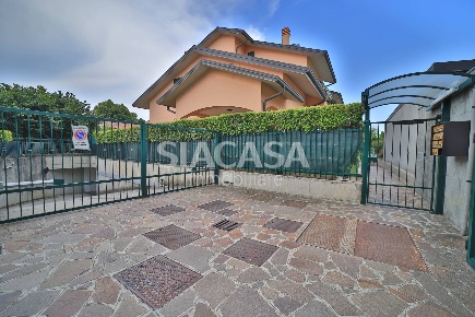 Foto Appartamento in via Sandro Pertini, Cavenago di Brianza di 105 m²